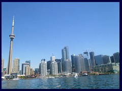 Harbourfront and Toronto Islands 059 - downtown skyline with CN Tower